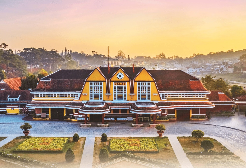 Ga Đà Lạt là nhà ga cổ nhất Đông Dương, nổi bật với kiến trúc mái nhọn màu vàng và nét cổ kính đặc trưng của thời Pháp thuộc (Nguồn: Đường sắt Việt Nam)