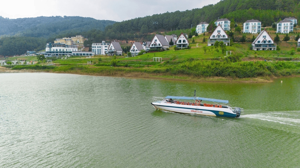 Hồ Tuyền Lâm được ví như bức tranh sơn thủy hữu tình với mặt nước trong xanh và rừng thông bạt ngàn (Nguồn: Dalat Wonder Resort)