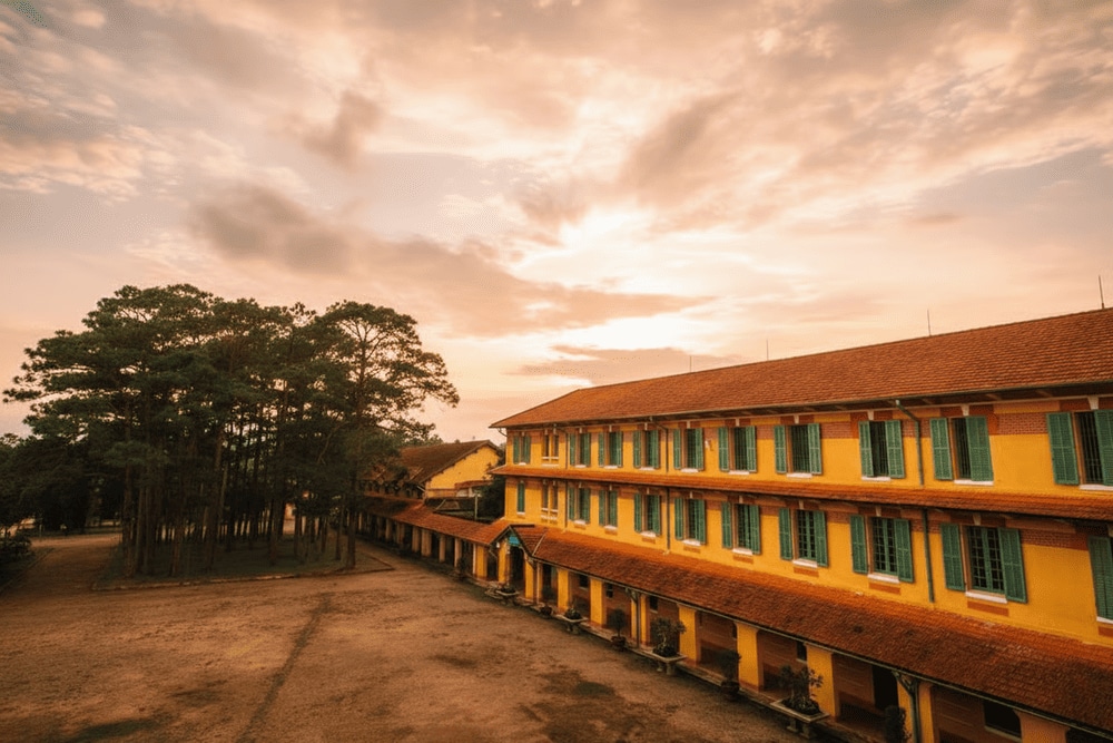 Khu vực hành lang dài với những ô cửa cao giúp du khách có những bức ảnh đầy chất nghệ thuật