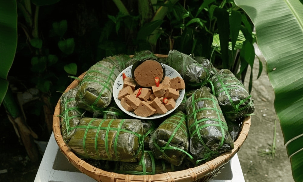 Chả bò Đà Nẵng nổi tiếng với hương vị thơm ngon, được làm từ thịt bò tươi xay nhuyễn và gia vị đặc trưng