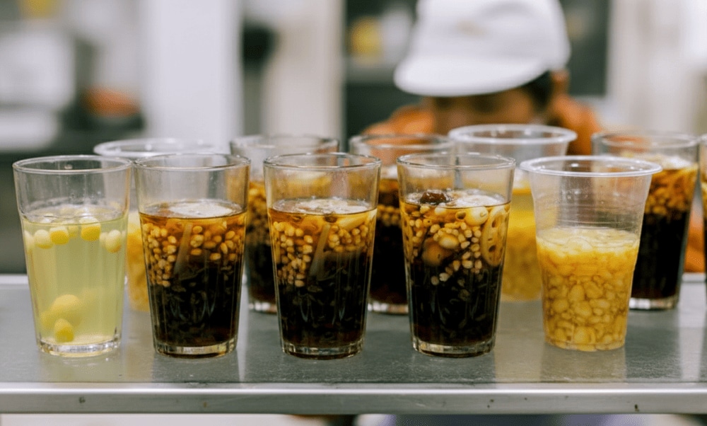 Chợ Cồn là thiên đường của các món ăn vặt hấp dẫn như chè, kem bơ