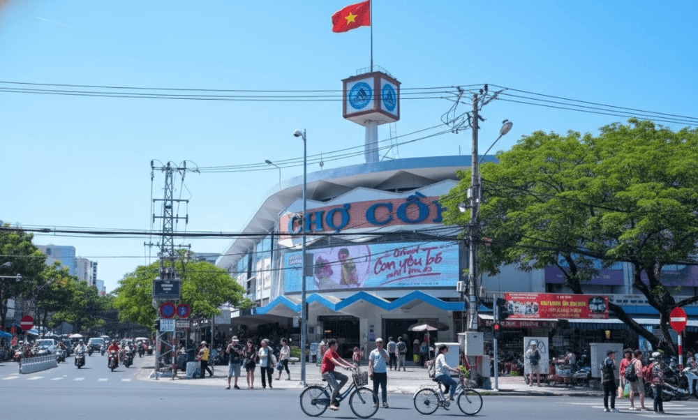 Chợ Cồn nằm ngay ngã tư của trục đường chính giúp du khách dễ dàng di chuyển bằng nhiều phương tiện khác nhau