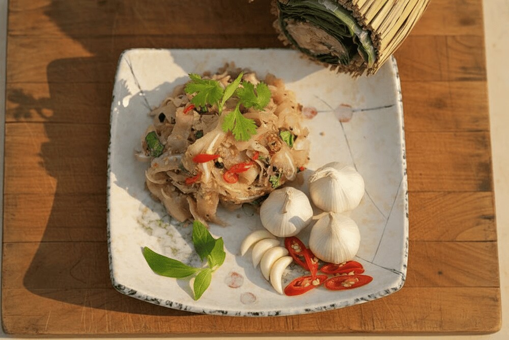 Tré là món ăn truyền thống, kết hợp giữa thịt heo và gia vị lên men, mang hương vị chua nhẹ đặc trưng