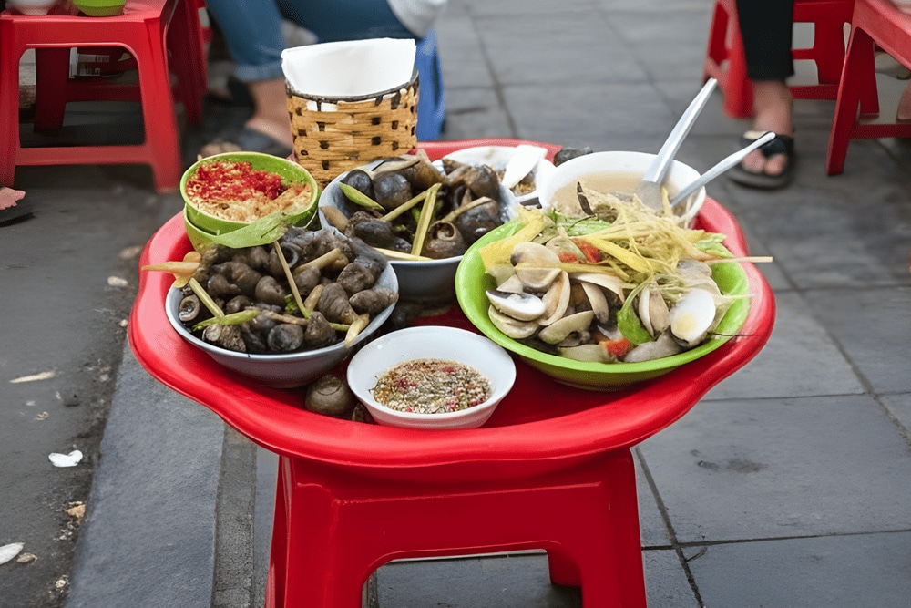 Ngoài ốc, các gánh hàng còn phục vụ trứng vịt lộn, trứng cút lộn nóng hổi ăn kèm rau răm và muối tiêu chanh, vừa bùi bùi, vừa thơm cay, càng làm bữa ăn thêm tròn vị