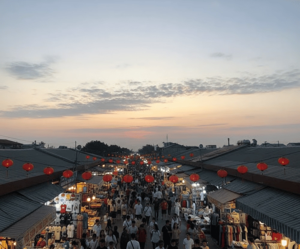 Thời gian sôi động và sầm uất nhất tại chợ là khoảng 19:00 đến 21:00.