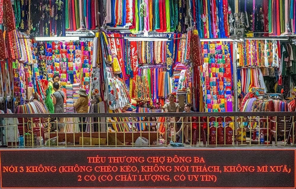 Tầng 2 chủ yếu là các sạp hàng vải vóc, thời trang (Nguồn: chodongba.com.vn)