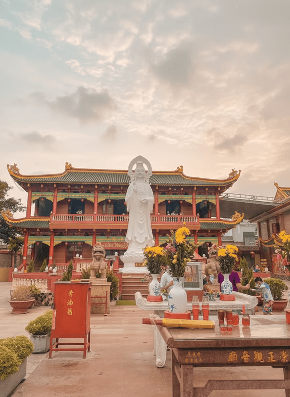 Khu vực tượng Bồ Tát Quan Âm cũng là một trong những nơi chiêm bái chính của ngôi chùa