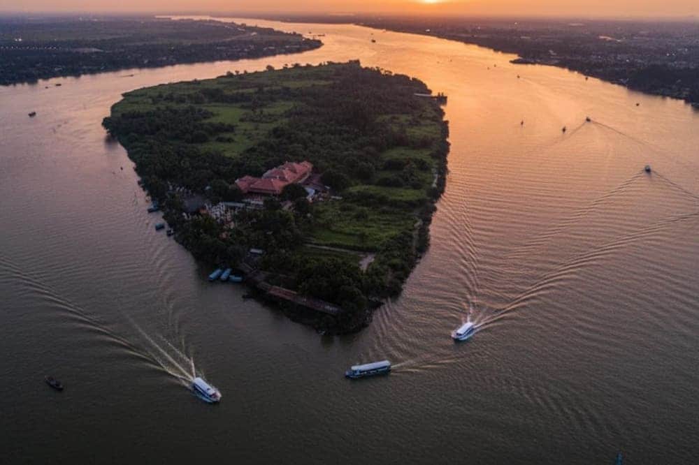 Chùa Châu Đốc 3 tọa lạc tại Cù lao Ba Xang, được ví như một 