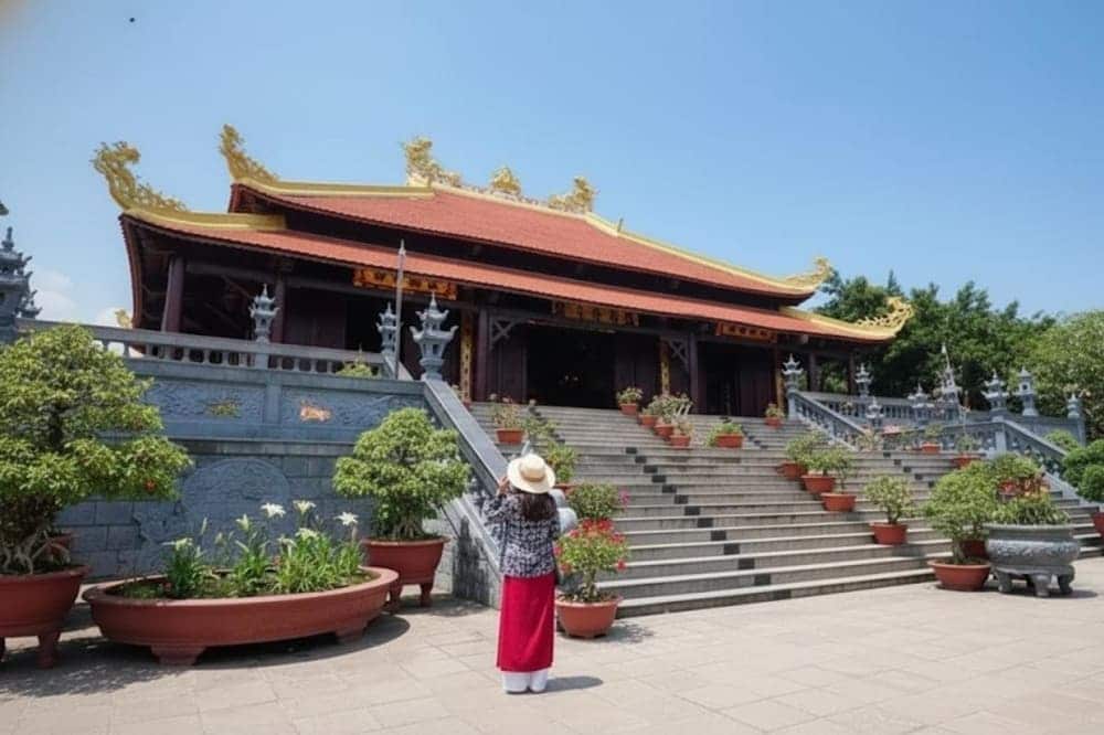 Chùa mang đậm kiến trúc Phật giáo bắc tông, mái ngói đỏ tươi, đầu đao cong vút.