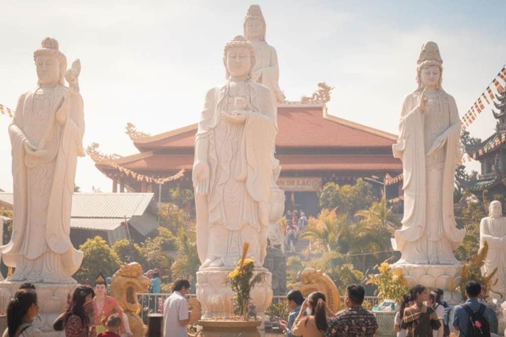 Nhiều người đến chùa dâng hương, cúng bái để cầu tài lộc, cầu an.