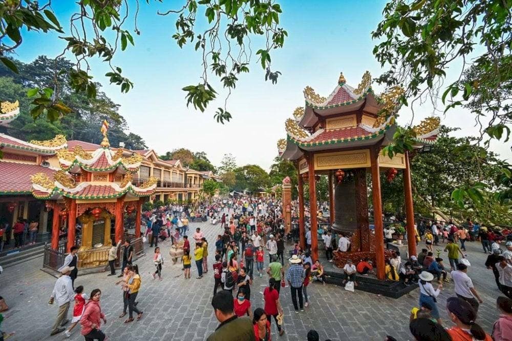 Lễ vía Bà Linh Sơn Thánh Mẫu là lễ hội lớn nhất tại chùa Bà (Nguồn: Cục Du lịch Quốc gia Việt Nam)