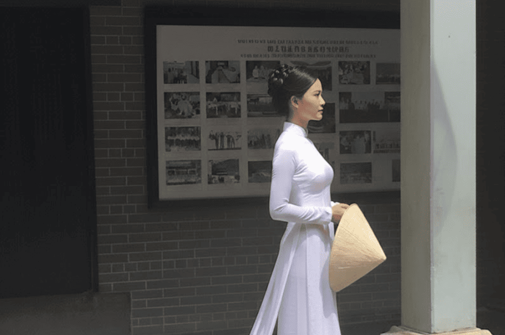 Áo dài cũng phù hợp với không gian đậm nét truyền thống tại đây