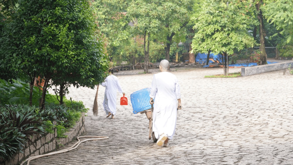 Du khách góp phần nhỏ vào việc gieo duyên lành trong cuộc sống bằng các hoạt động công quả (Nguồn: Tổ Đình Bửu Long Fanpage)