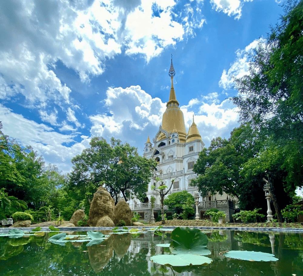 Khuôn viên chùa rộng lớn, được bao phủ bởi những tán cây xanh mát, tạo không gian thanh tịnh và yên bình (Nguồn: Tổ Đình Bửu Long Fanpage)