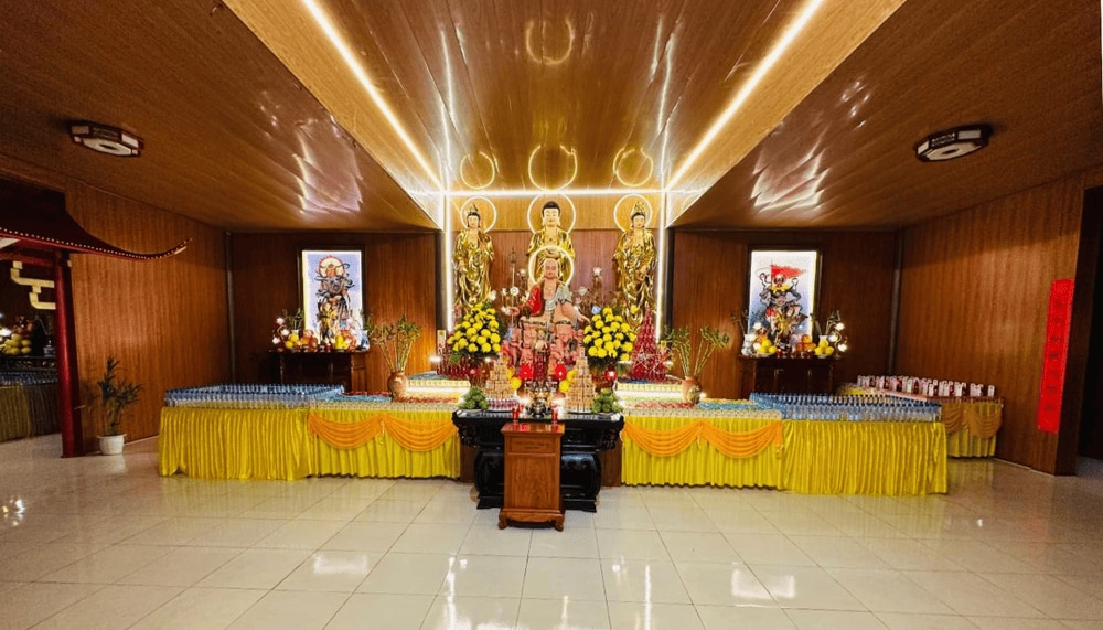 Bên trong giảng đường chùa Cây Thị (Nguồn: Fanpage Chùa Cây Thị)