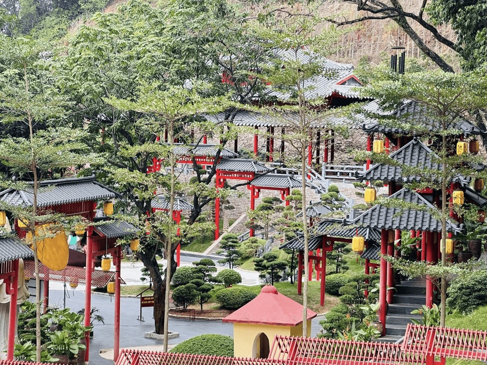 Không gian xanh mát mang đến sự yên ả, thanh tịnh cho người tham quan. (Nguồn: Fanpage Chùa Cây Thị)