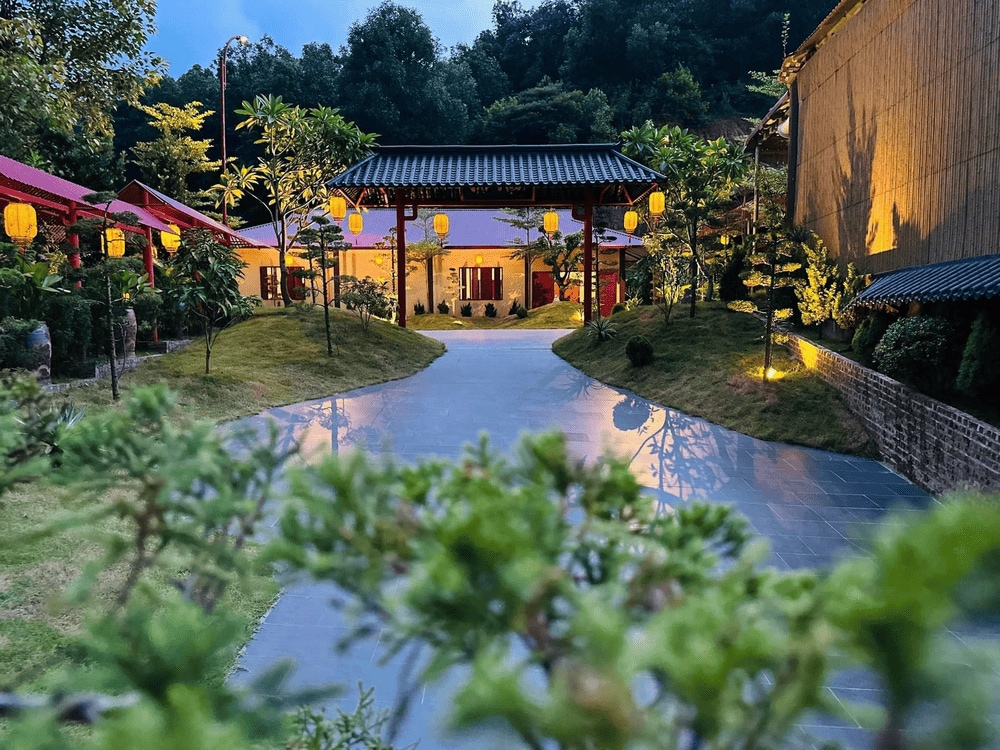 Khu vực phía dưới bao gồm giảng đường, nhà nghỉ, bếp ăn, thư viện và văn phòng phục vụ các hoạt động tu học, có thể đón tiếp hàng trăm người cùng lúc (Nguồn: Fanpage Chùa Cây Thị)