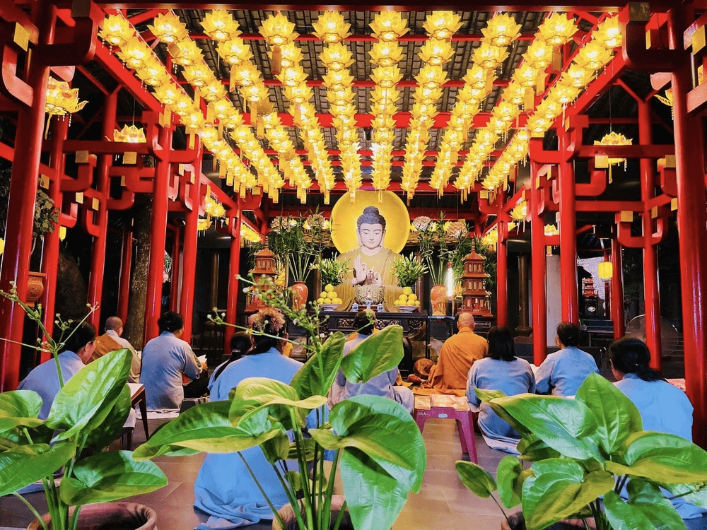 Mặc áo dài hoặc cổ trang để thể hiện sự thành kính cũng như tôn trọng tôn nghiêm tại chùa. (Nguồn: Fanpage Chùa Cây Thị)