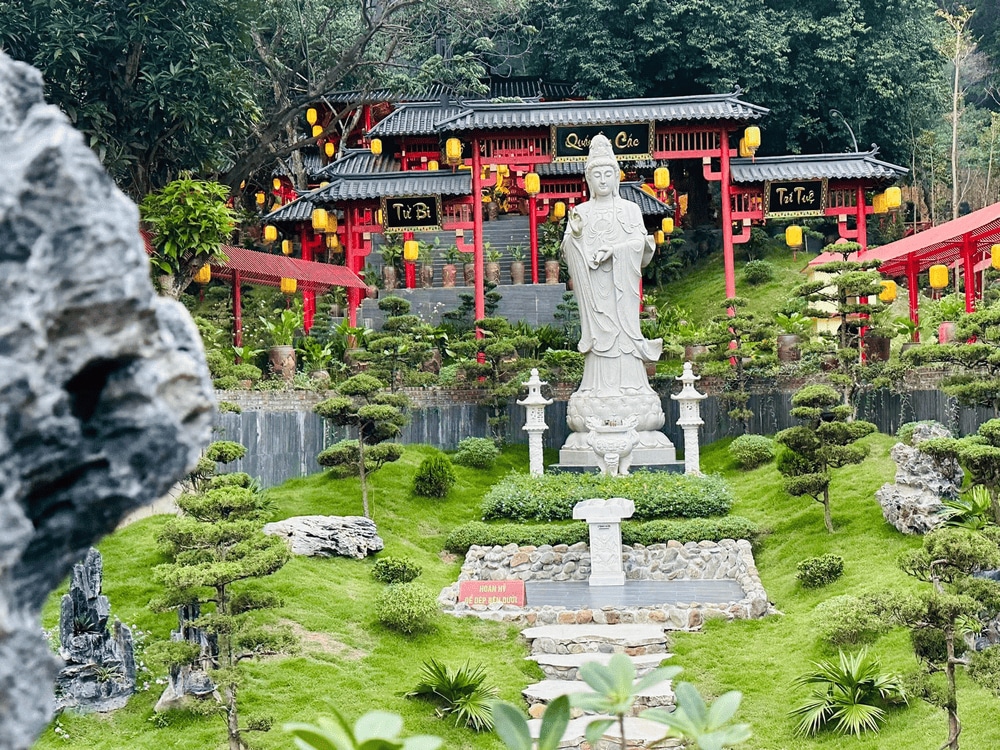 Từ cổng chùa có thể ngắm nhìn pho tượng Quan Thế Âm Bồ Tát cao 6m bằng đá granite thể hiện vẻ uy nghiêm và từ bi. (Nguồn: Fanpage Chùa Cây Thị)