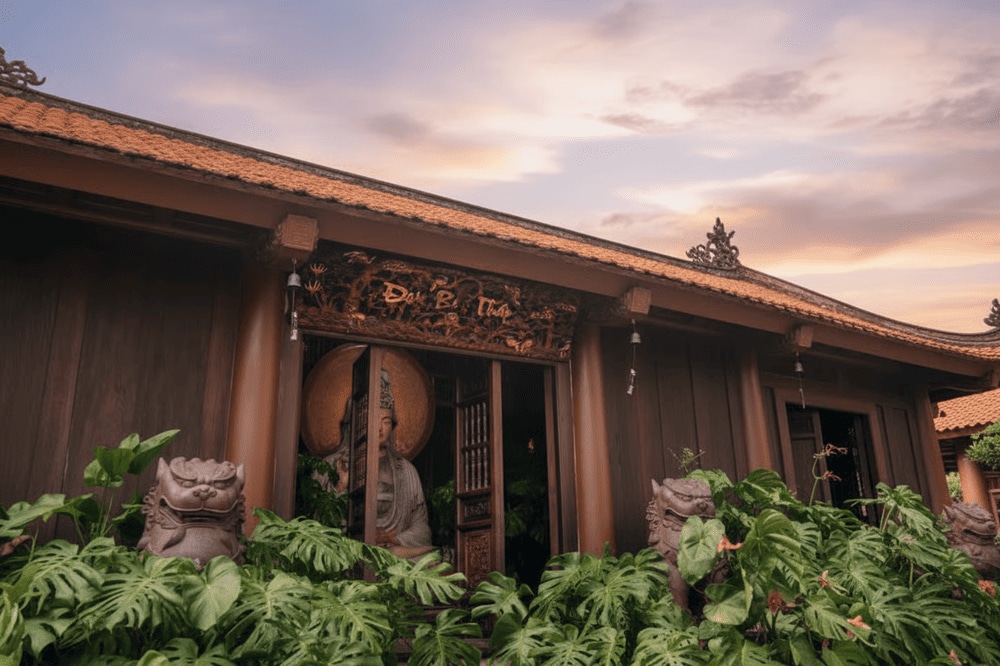 Chùa không có hoạt động mua bán, vì vậy bạn cần tự chuẩn bị trước nếu có ý định dâng lễ, cúng bái