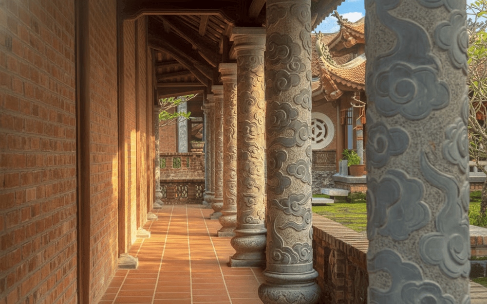 Hoa văn tinh xảo chạm khắc trên cột chùa