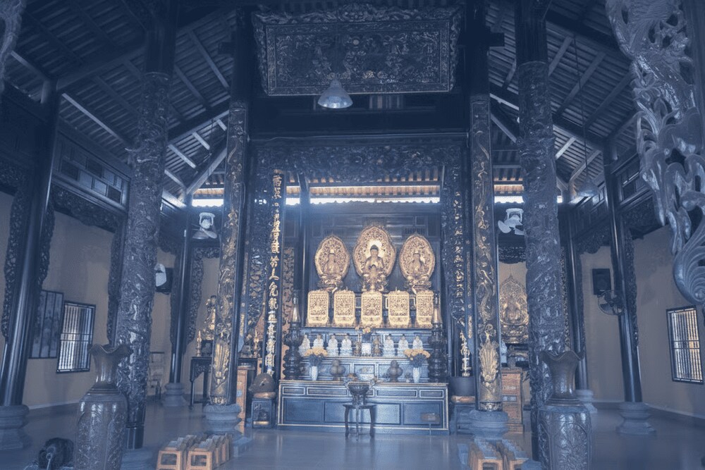 Không gian bên trong chánh điện