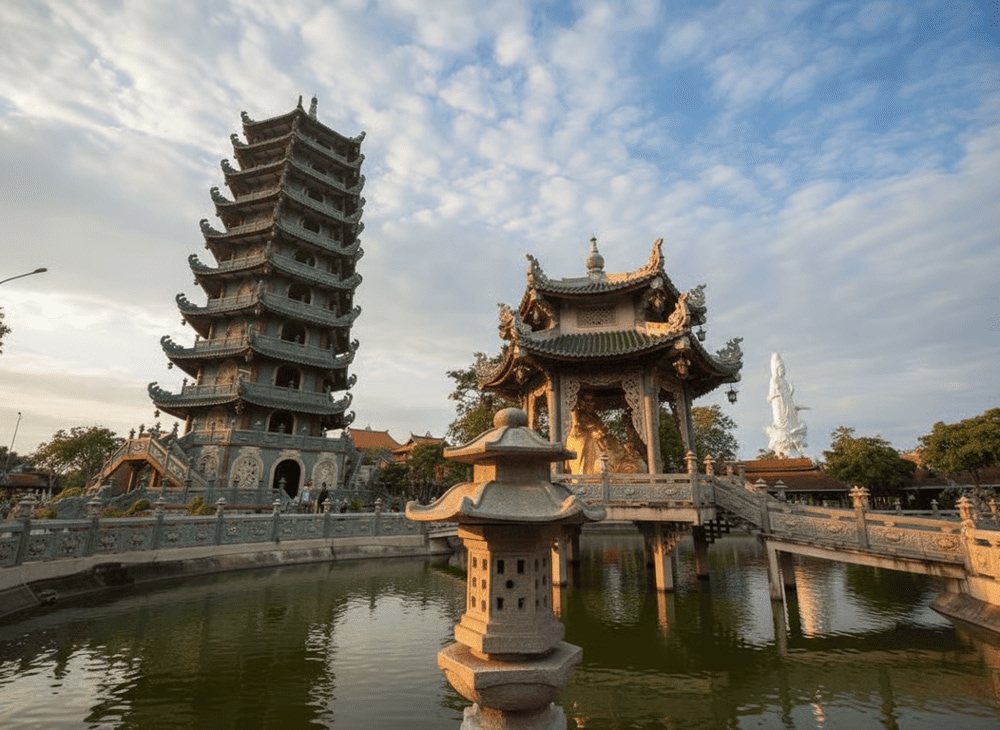 Bảo Tháp Xá Lợi cao 9 tầng bên cạnh điện thờ Phật khang trang giữa hồ
