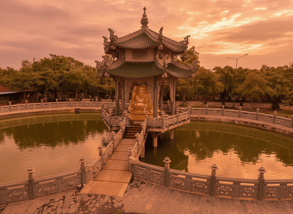 Điện thờ Phật cạnh hồ