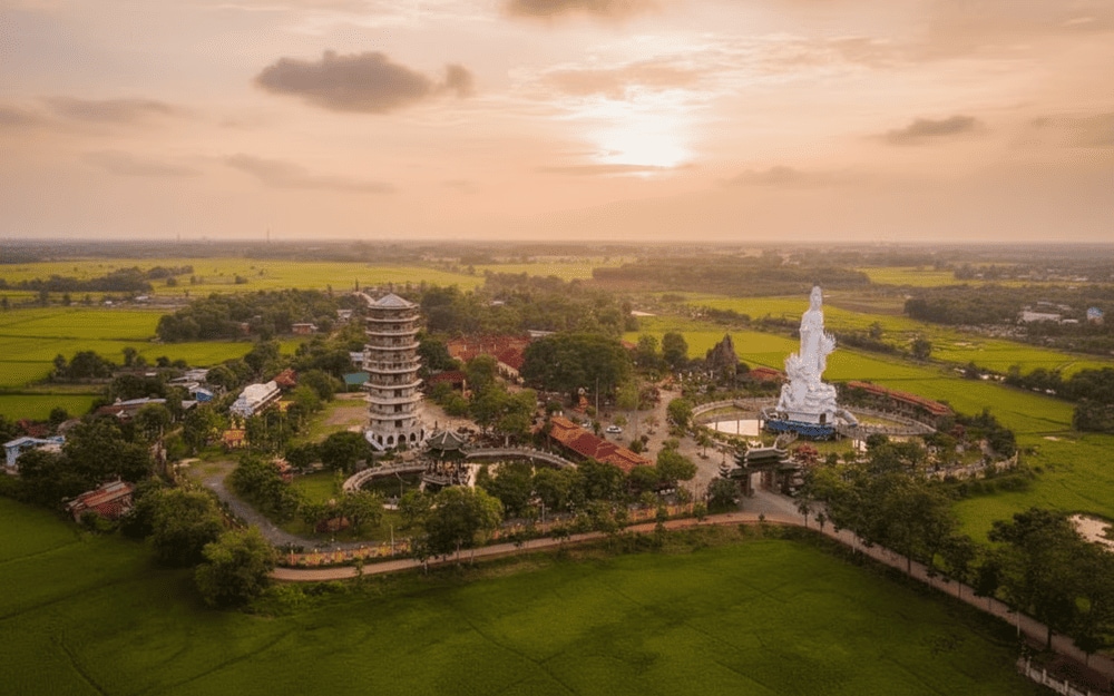 Tọa lạc giữa lòng vùng đất Tây Ninh hiền hòa, chùa Gò Kén hay còn gọi là Thiền Lâm Tự là một trong những ngôi cổ tự nổi bật nhất khu vực Nam Bộ. Không chỉ thu hút bởi kiến trúc giao thoa Đông – Tây đặc sắc, chùa còn là điểm đến tâm linh gắn liền với nhiều dấu ấn lịch sử – văn hóa đặc biệt, mang lại cảm giác thanh tịnh và an yên cho bất kỳ ai ghé thăm. Cùng Vietnam Airlines khám phá ngôi chùa linh thiêng này trong bài viết dưới đây.