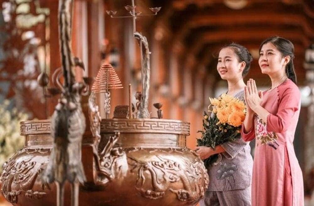 Giữ trang phục kín đáo và thái độ nhẹ nhàng là cách thể hiện sự tôn trọng không gian thanh tịnh tại Chùa Lá Gò Vấp