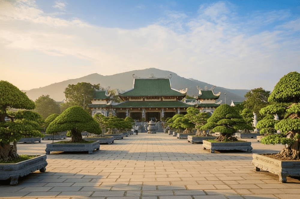 Chùa Linh Ứng Bãi Bụt Đà Nẵng được xây dựng từ năm 2004, là nơi tôn vinh các vị Phật và Bồ Tát, mang đậm nét linh thiêng giữa cảnh sắc thiên nhiên hùng vĩ