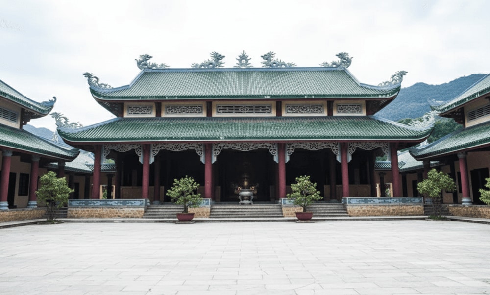 Chùa Linh Ứng Bãi Bụt nổi bật với kiến trúc giao hòa giữa vẻ trang nghiêm cổ kính và nét hiện đại thanh thoát