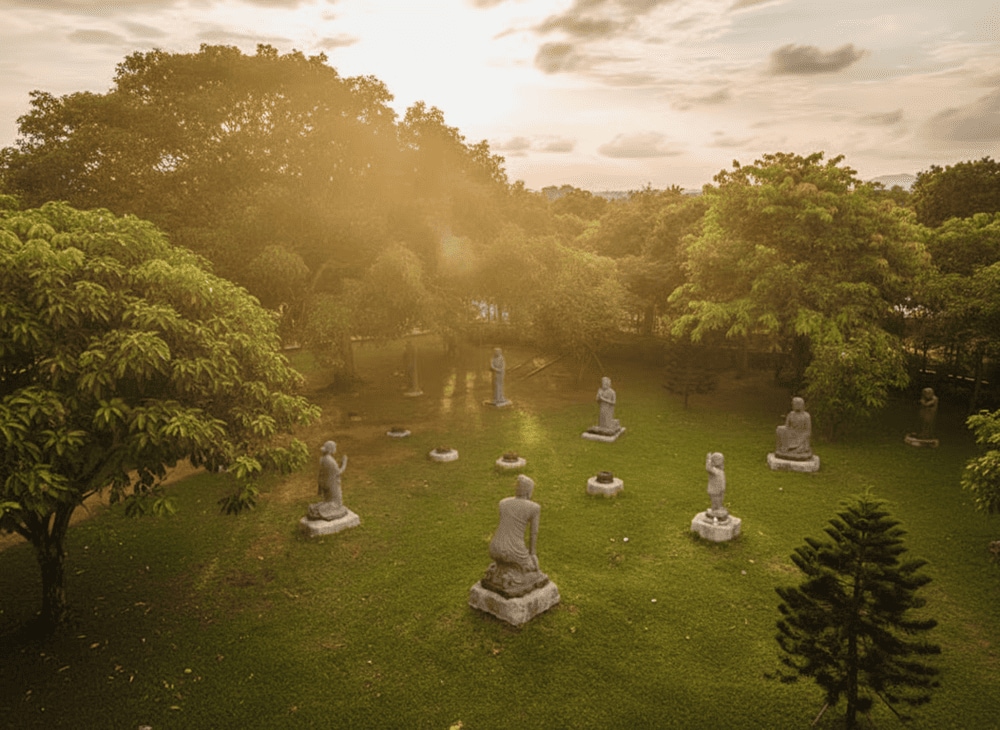 Chùa thu hút nhiều khách tham quan với khu vườn Lâm Tỳ Ni Viên mô phỏng lại nơi sinh của Đức Phật Thích Ca