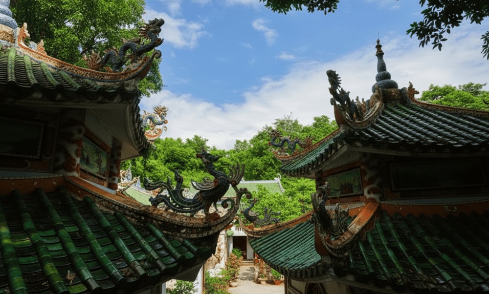 Du khách có thể di chuyển đến Chùa Linh Ứng Ngũ Hành Sơn từ Cầu Rồng bằng xe máy, ô tô hoặc thuê taxi