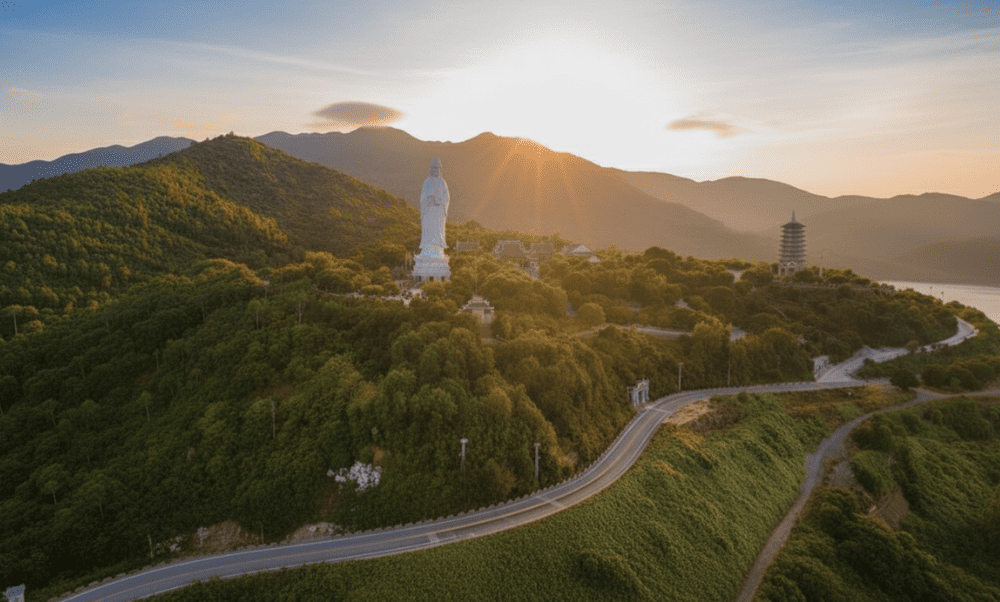 Đường lên chùa Linh Ứng Đà Nẵng rộng rãi, dễ đi, du khách có thể theo tuyến Võ Văn Kiệt để thưởng ngoạn cảnh biển