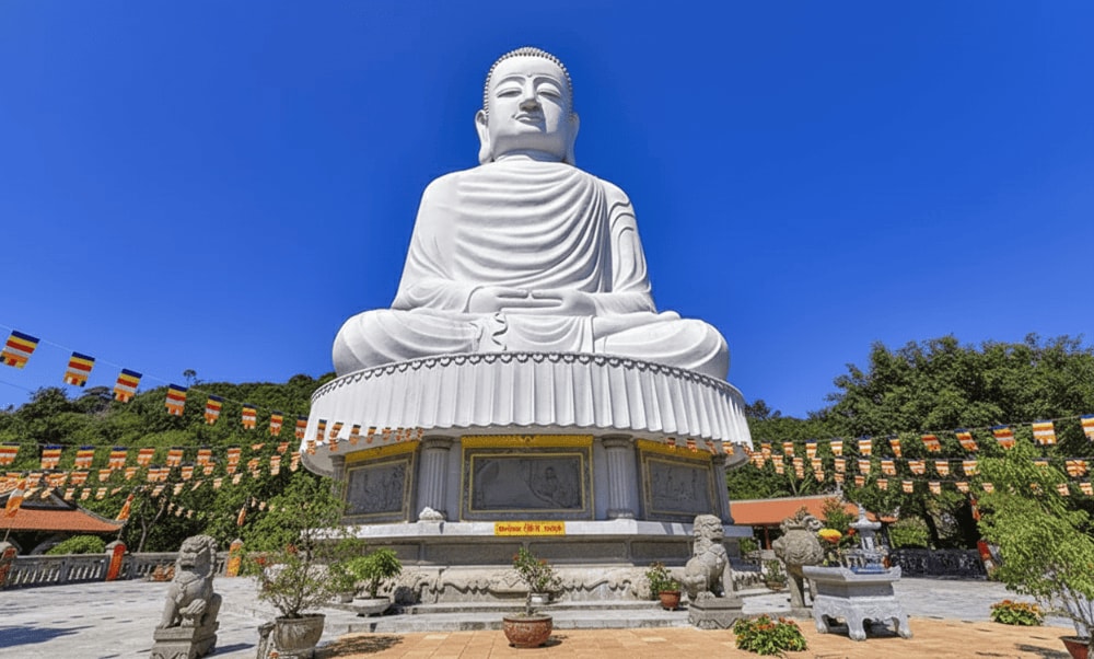 Nổi tiếng với tượng Phật Thích Ca Mâu Ni đá trắng cao 27m, Chùa Linh Ứng Bà Nà - Núi Chúa được “truyền miệng” là nơi cầu an linh thiêng nhất thành phố Đà Nẵng
