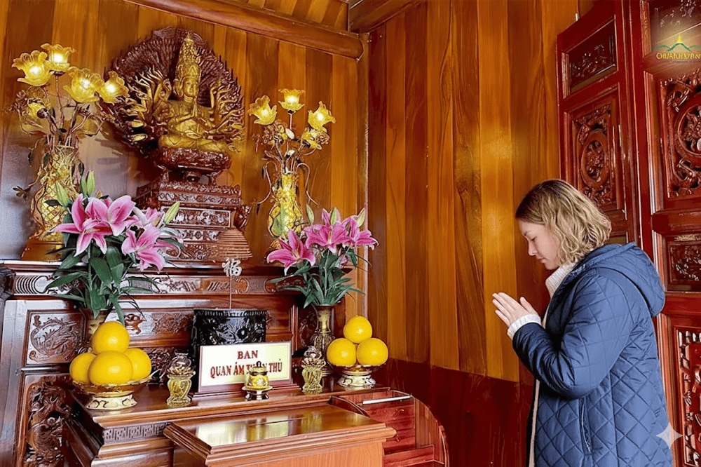 Bàn thờ tượng Phật Bà Quan Âm bên trong chùa Một Cột