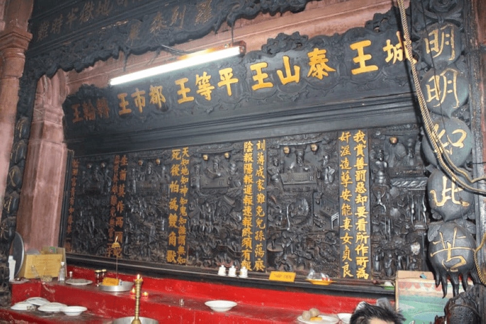 Bức phù điêu mô tả hình phạt dưới địa ngục tại gian thờ Thập Điện Diêm Vương