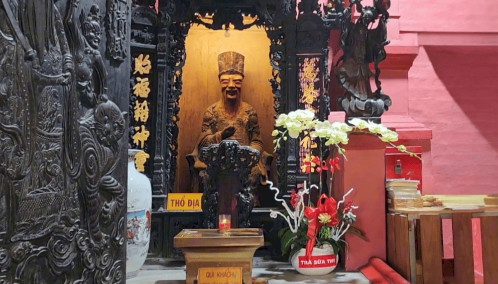 Du khách thường ghé điện thờ Thổ Địa để cầu bình an và tài lộc cho gia đình