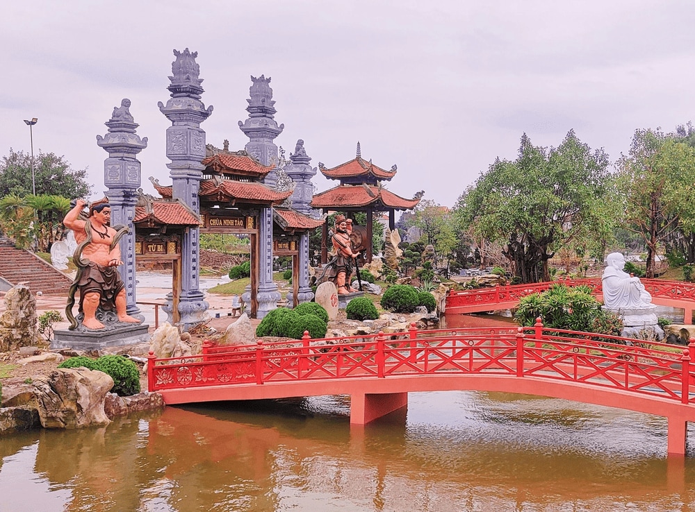 Trước cổng chính là 2 cây cầu gỗ nhỏ xinh. (Nguồn: Chùa Ninh Tảo)