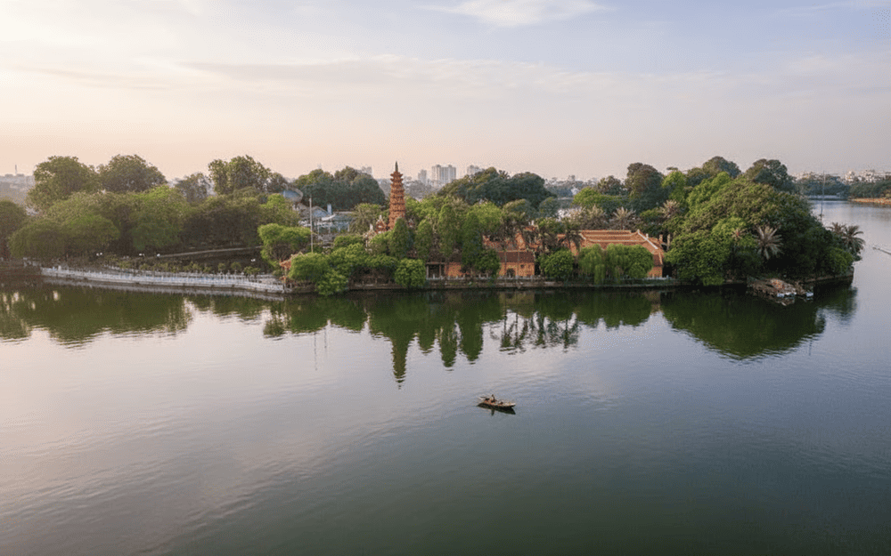 Chùa Trấn Quốc có địa hình đặc biệt, gần như 
