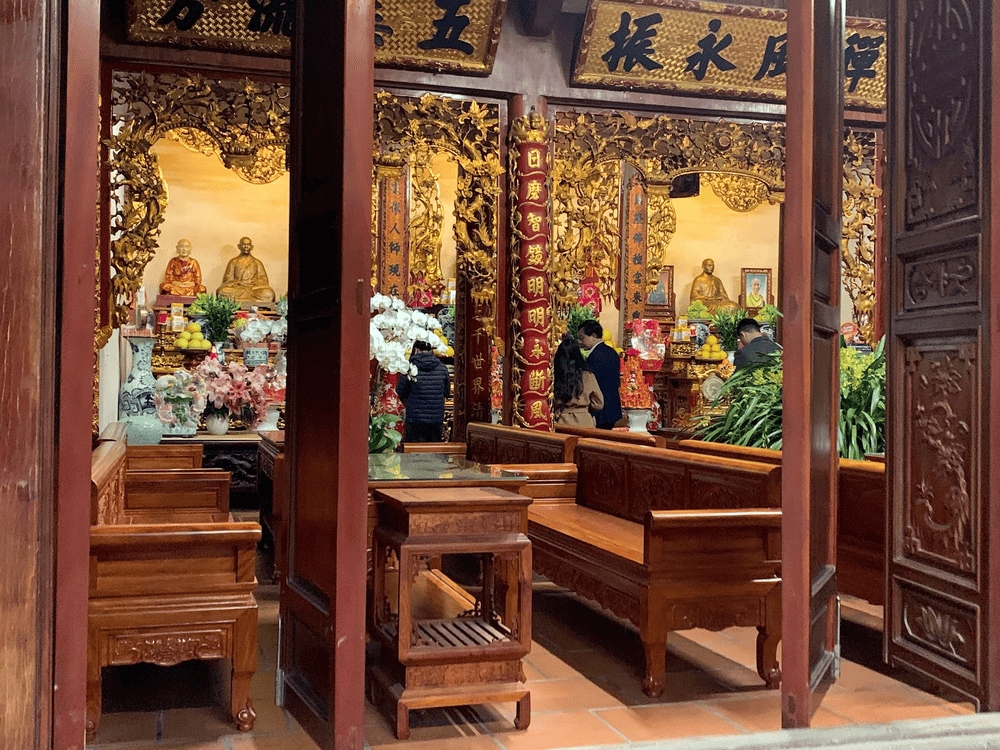 Gian thờ cúng bên trong chùa được thiết kế theo phong cách thờ tự Bắc Bộ với hoành liễn thếp vàng (Nguồn: Theo Chân Phật)