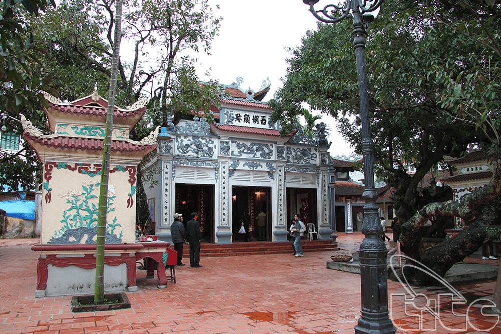 Phủ Tây Hồ là biểu tượng kiến trúc cổ bên bờ Hồ Tây, thu hút nhiều người đến chiêm bái hằng năm ((Nguồn: VIET NAM NATIONAL AUTHORITY OF TOURISM