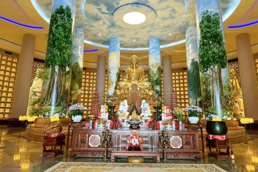 Một khu vực lễ Phật trong chùa Ông Núi, nằm ngay dưới chân tượng Phật Thích Ca Mâu Ni (Nguồn: Dreamstime)