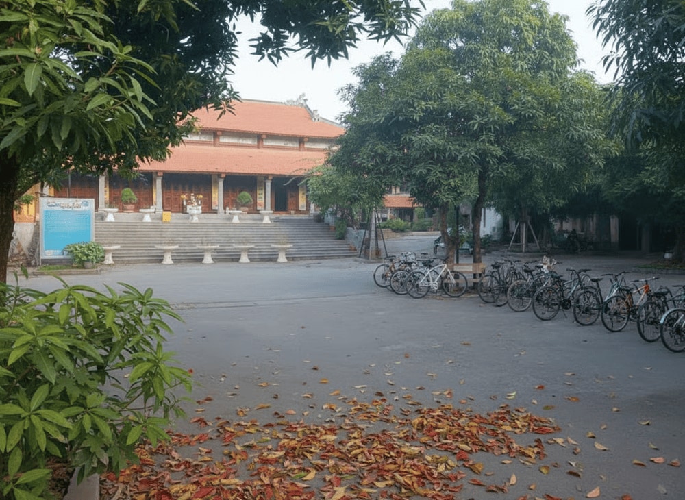 Khuôn viên chùa Pháp Vân có nhiều cây xanh tạo không khí trong lành, thoáng mát.