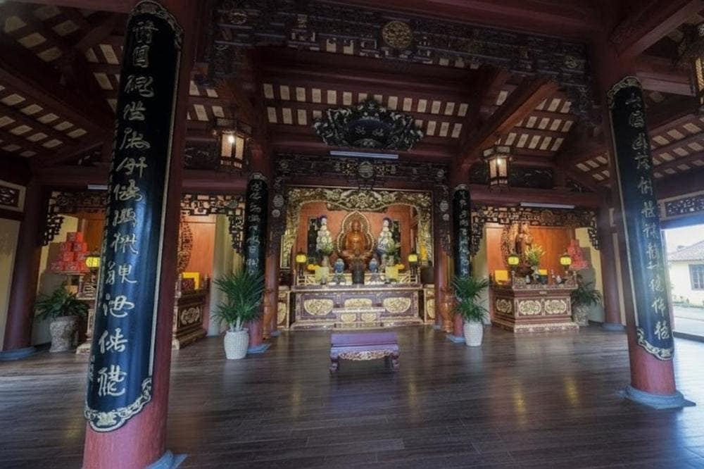 Chánh điện với kiến trúc gỗ truyền thống cầu kỳ, khung long phụng mạ vàng ôm lấy tôn tượng Phật, tạo cảm giác uy nghiêm cổ kính.