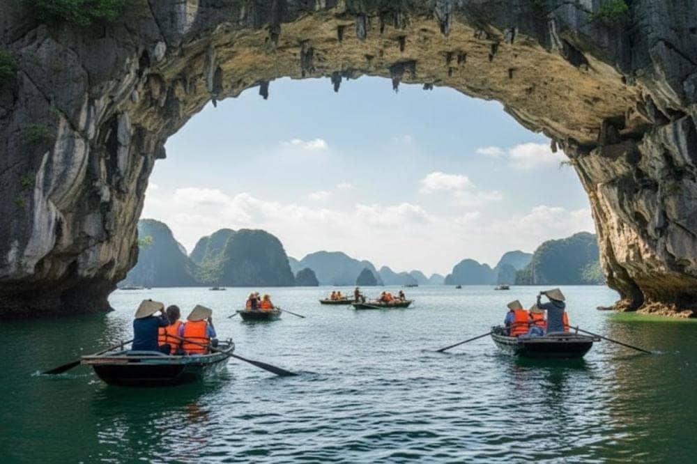 Khu du lịch Ao Dong - Hang Luồn sở hữu vẻ đẹp hoang sơ với mặt nước trong xanh, núi đá vôi, hang động thạch nhũ, v.v.