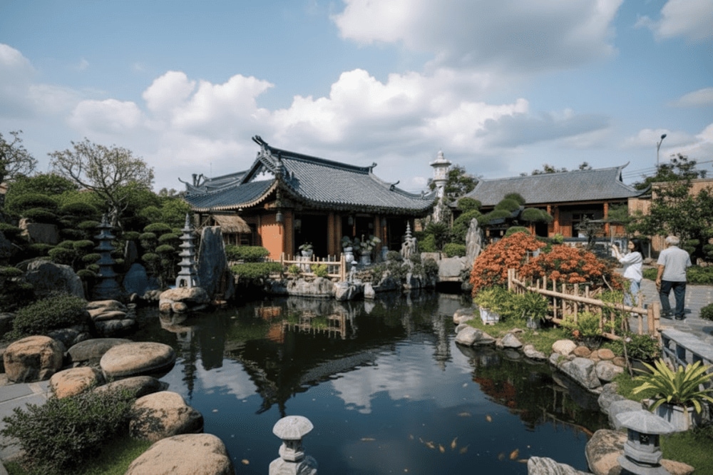 Khuôn viên chùa yên bình với kiến trúc mái cong thanh thoát, bên hồ cá nhỏ và vườn đá cảnh tạo nên không gian tĩnh lặng.