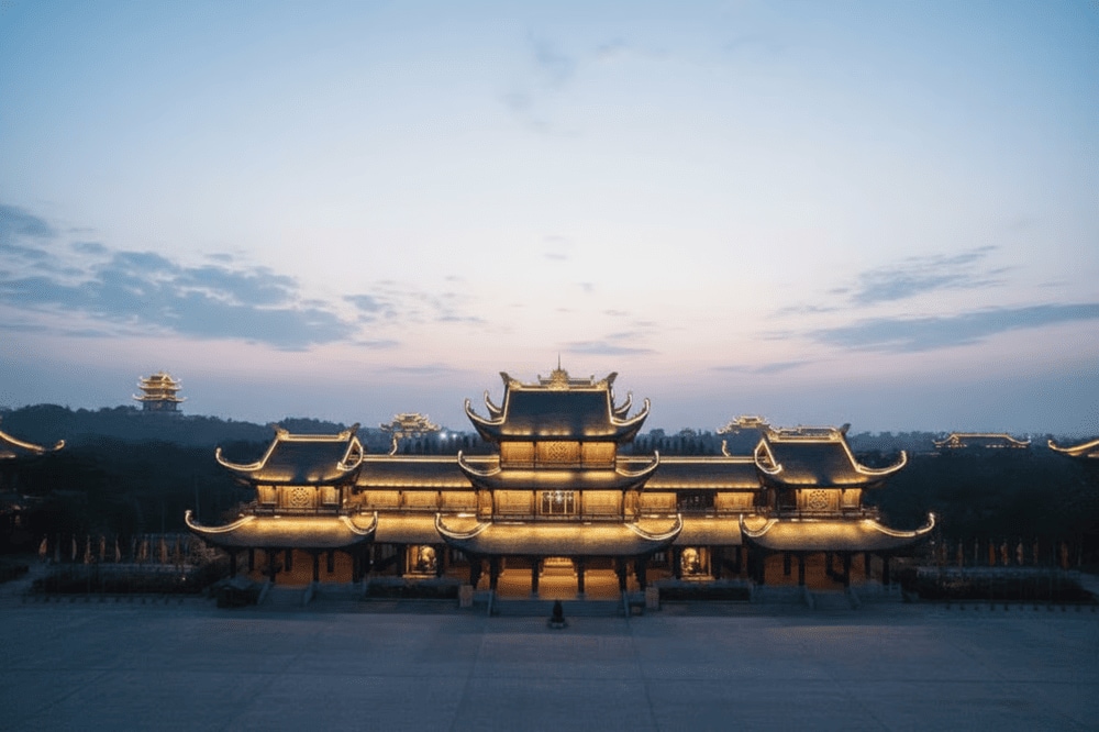 Chùa Tam Chúc lung linh dưới ánh đèn về đêm