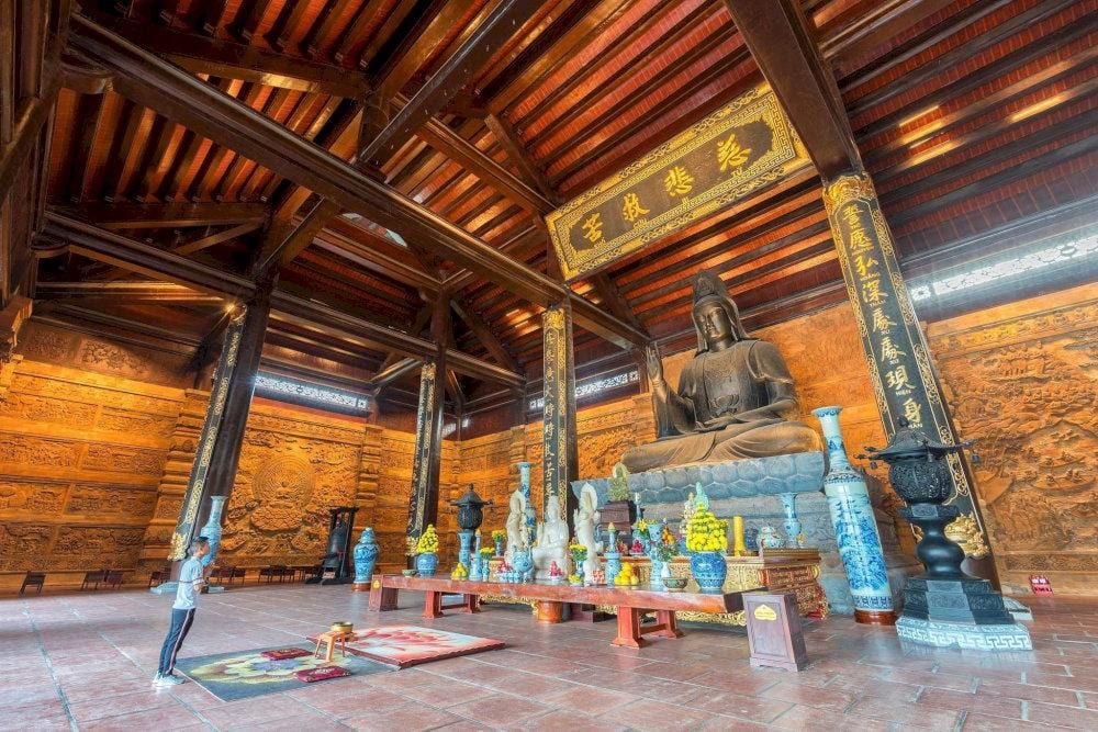 Không gian bên trong Điện Quan Âm. Xung quanh là những bức phù điêu tinh xảo (Nguồn: Chùa Tam Chúc)